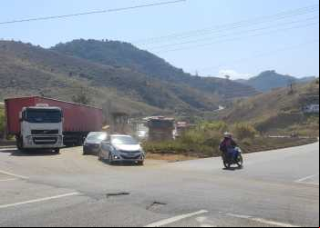 NOVA ERA: CARRETA COM PANE COMPLICA O TRÂNSITO NA BR-381