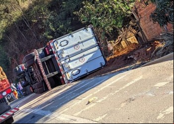 NOVA ERA: CARRETA TOMBA E MOTORISTA FICA FERIDO NA BR-381
