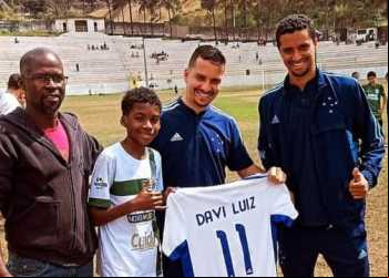 Após viralizar na internet, Davi Luiz vai jogar no no sub-13 do Cruzeiro
