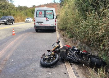 MOTO BATE EM CARRETA E GAVE É MOBILIZADO NA BR-381