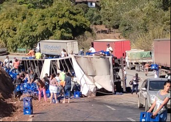 URGENTE: CARRETA DE CERVEJA TOMBA E DEIXA TRÂNSITO LENTO EM CAPOEIRANA