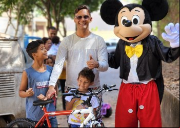 MENINO QUE VENDIA MINI PIZZAS EM NOVA ERA GANHA BIKE NOVA DO PROGRAMA TOP KIDS