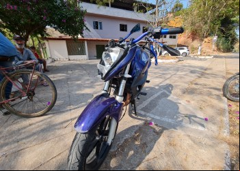 Homem é socorrido pelo GAVE após cair de moto na Vila Santa Rosa
