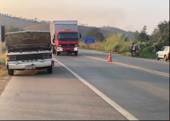 Pastor estaciona carro na BR-116 para fazer reparos e morre atropelado por ônibus