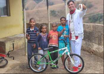 Menino da Vila Santa Rosa ganha bike do programa top kids e realiza sonho