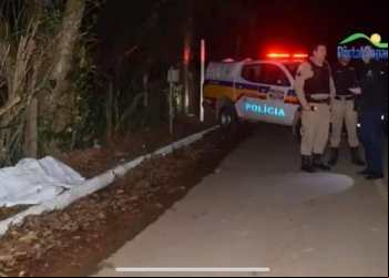 Primos assaltam posto, matam cliente e são mortos após atirar contra a PM