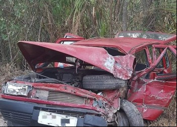 Fiat Uno e carreta batem de frente na BR-381