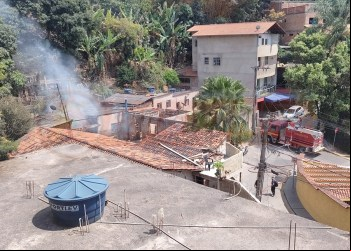 INCÊNDIO EM ITABIRA - Corpo de Bombeiros combate incêndio em oficina de eletrônicos