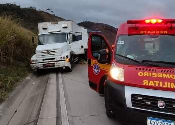 Antônio Dias: Ônibus bate em caminhão e motorista é arremessado