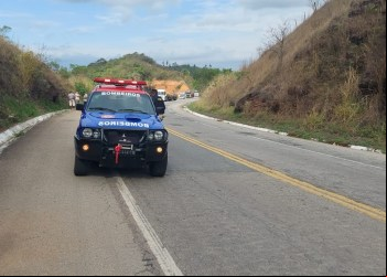 CARRETA PEGA FOGO E INTERDITA BR-262 NO PRATA