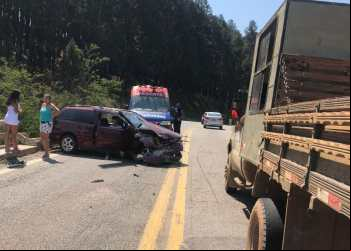 BR-381 NOVA ERA: CARRO COLIDE EM MURETA E GAVE É ACIONADO
