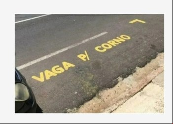 Homem sinaliza 'vaga p/ corno' na frente da sua garagem e viraliza