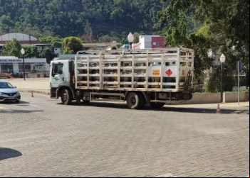 CAMINHÃO REALIZA CURVA FECHADA E AGARRA NA PONTE ELIEZER BATISTA