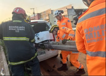 MULHER PERDE A PERNA APÓS BATER DE CARRO EM GUARD RAIL EM MINAS