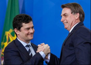 Moro acompanha Bolsonaro em debate na Band