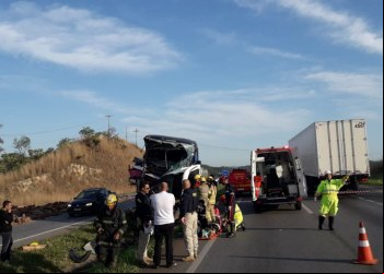 Batida entre ônibus e carreta deixa nove feridos na BR-040