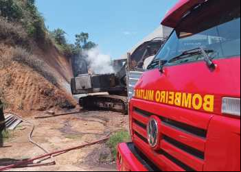 ESCAVADEIRA PEGA FOGO E MOBILIZA BOMBEIROS NO VALE DO AÇO