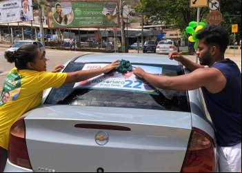 APOIADORES DE BOLSONARO REALIZAM ADESIVAÇO EM NOVA ERA