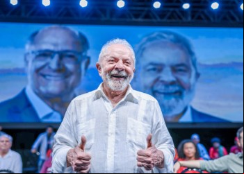 Luiz Inácio Lula da Silva é eleito presidente do Brasil