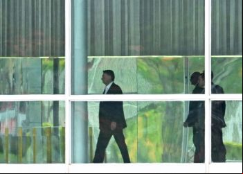 Bolsonaro chega ao Palácio do Planalto e permanece em silêncio sobre vitória de Lula nas eleições