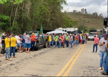 17 horas: Manifestantes afirmam que fecharão BRs em Realeza totalmente