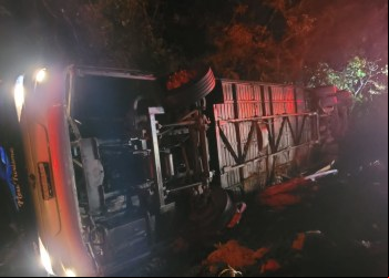 Três pessoas morrem e dezenas ficam feridas após ônibus tombar na BR-251, no Norte de Minas