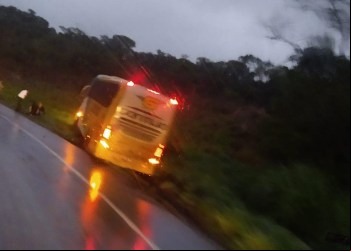 BR-381: MOTORISTA A MAL E ÔNIBUS SAI DA PISTA EM SÃO GONÇALO