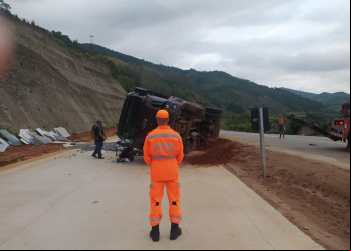 CARRETA TOMBA NA BR-381 EM ANTÔNIO DIAS E MOBILIZA BOMBEIROS