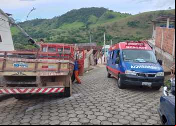 CAMINHÃO PERDE OS FREIOS E BATE EM POSTE NA VILA SANTA ROSA