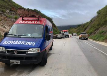 CARRO CAPOTA NA BR-381 E DEIXA UM FERIDO EM ANTÔNIO DIAS