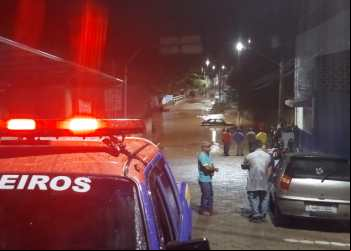 URGENTE! RIO DO PRATA TRANSBORDA, INUNDA CARROS E CASAS