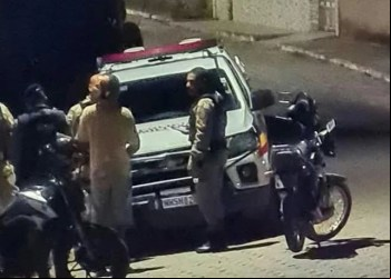 HOMEM PEDE POLICIAIS PARA PRENDER SUA MOTO EM HEMATITA