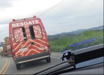 CARRO COLIDE EM MOTO E FOGE NA BR-381 EM NOVA ERA