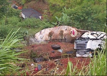 NOVA ERA: MOTORISTA MORRE APÓS CARRETA CAIR EM RIBANCEIRA EM CAPOEIRANA