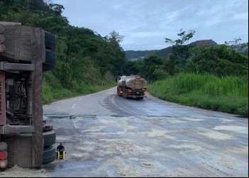 NOVA ERA: CARRETA TOMBA NA MCG-120 E MOTORISTA FICA FERIDO