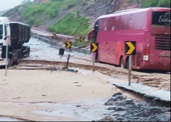 BR-381 ENTRE IPATINGA E JOÃO MONLEVADE ESTÁ INTERDITADA EM VÁRIOS PONTOS