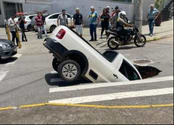 CARRO CAI EM CRATERA NO CENTRO DE JOÃO MONLEVADE