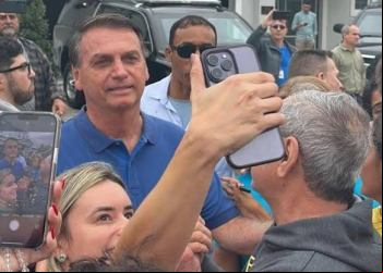 BOLSONARO É INTERNADO EM ORLANDO COM DORES ABDOMINAIS