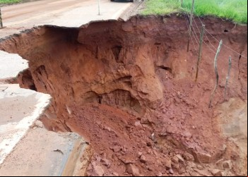 CRATERA ABRE NA ESTRADA DE NOVA ERA X SÃO DOMINGOS DO PRATA