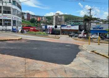CRATERA EM RUA DE JOÃO MONLEVADE É TAMPADA CINCO DIAS APÓS 'ENGOLIR' CARRO