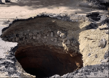 CRATERA COM QUASE 5 METROS DE PROFUNDIDADE SE ABRE NA BR-381