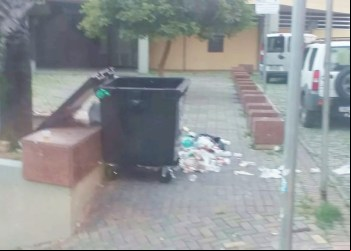 MESMO COM LIXEIRA, LIXO É JOGADO NO CHÃO NO CENTRO DE NOVA ERA
