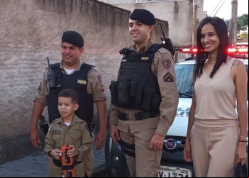 PM DE NOVA ERA PARTICIPA DE FESTA DE ANIVERSÁRIO DE CRIANÇA QUE É FÃ DA POLÍCIA