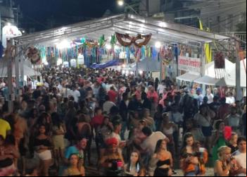 PRÉ-CARNAVAL EM SÃO JOSÉ DO GOIABAL ATRAI MULTIDÃO DE FOLIÕES