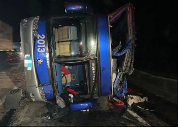 ROMARIA PARA APARECIDA Três morrem e 21 ficam feridos em acidente com ônibus