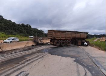 ACIDENTE FECHA TOTALMENTE PISTA NO SENTIDO VITÓRIA DA BR-381, EM BOM JESUS DO AMPARO