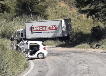 COLISÃO ENTRE CAMINHÃO E CARRO DEIXA UM MORTO E FERIDOS EM FERROS