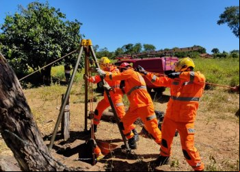 MULHER É RESGATADA APÓS CAIR EM CISTERNA DE 14 METROS DE PROFUNDIDADE EM MINAS