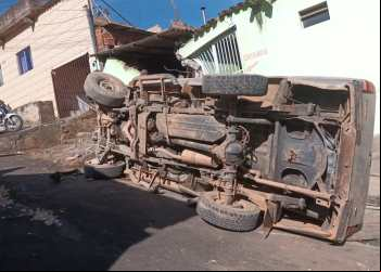 IDOSO A MAL, COLIDE EM CASA E CAPOTA CAMINHONETE EM BELA VISTA DE MINAS,