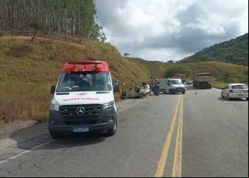 NOVA ERA: CAPOTAMENTO NA BR-381 DEIXA 3 FERIDOS